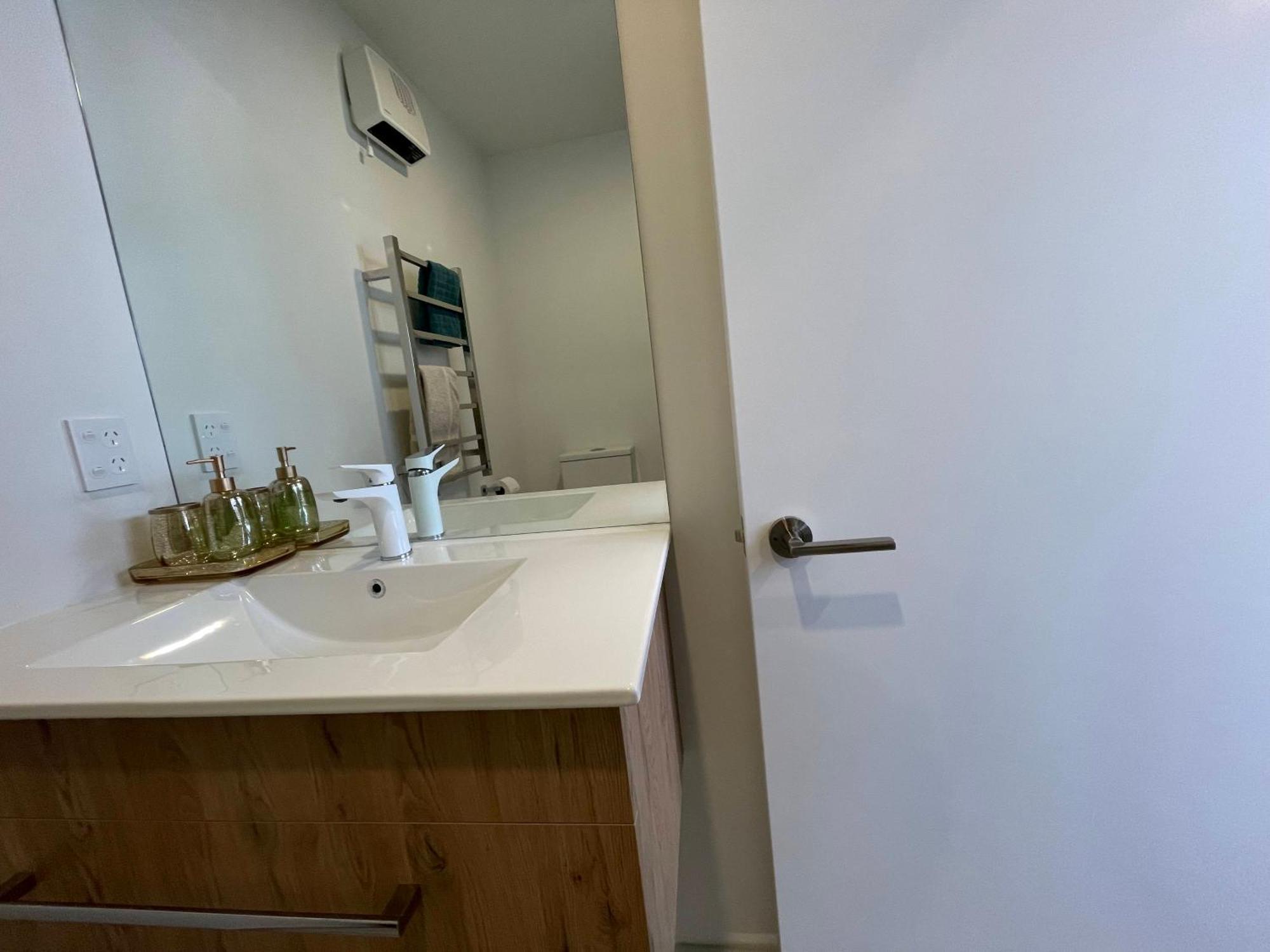 Luxury 2 Bedroom Townhouse Opposite Merivale Mall Christchurch Exterior photo