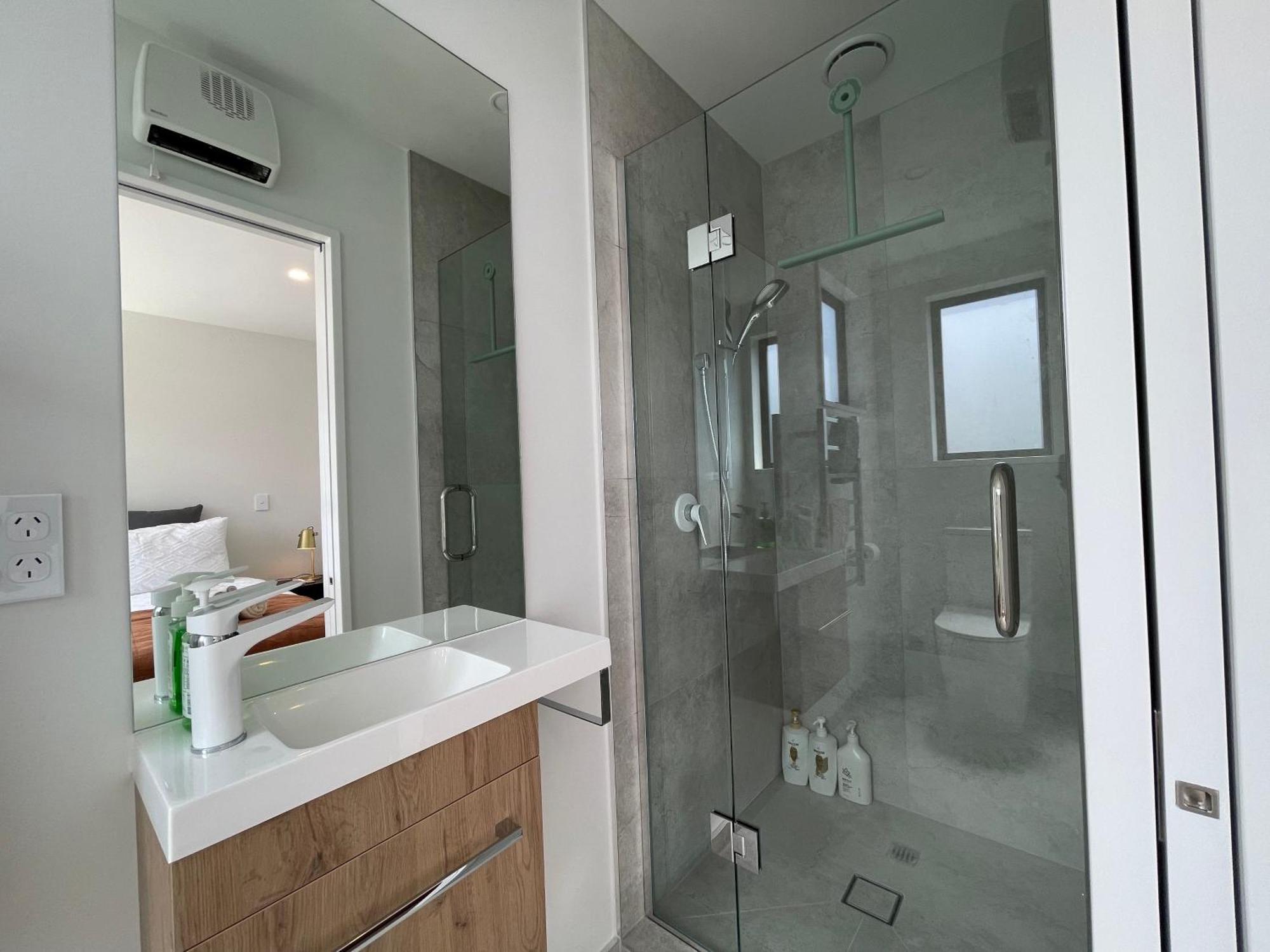 Luxury 2 Bedroom Townhouse Opposite Merivale Mall Christchurch Exterior photo